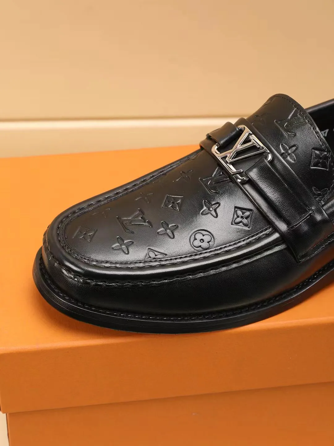 Men's shoes 440 💰 Louis Vuitton LV ® 🆕 model 🔛Full shoe counter, first layer cowhide, 🐂leather lined casual shoes for men, super soft outsole, essential for driving. Synchronized with the counter, original first layer cowhide, completely 1:1 mold customization🌹top version, color optional! Number: 39-44 (customized at 38.45.46)